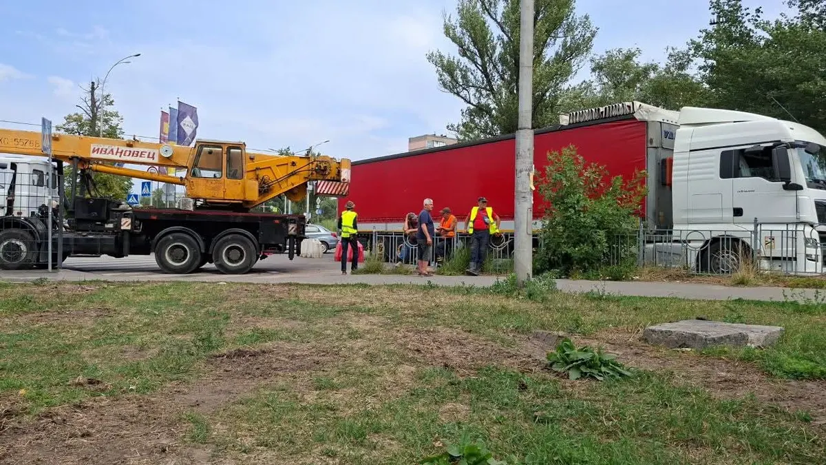 На Теремках знову помітили техніку для вирубки дерев попри обіцяний мораторій