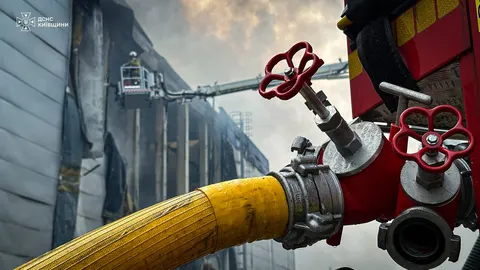 На Київщині триває ліквідація наслідків нічної атаки РФ: рятувальники працюють у