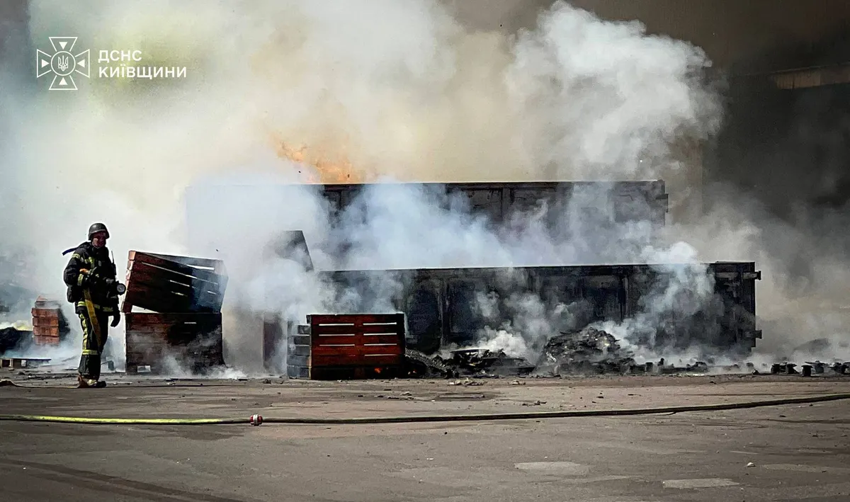На Київщині рятувальники гасять пожежі попри загрозу повторних ударів