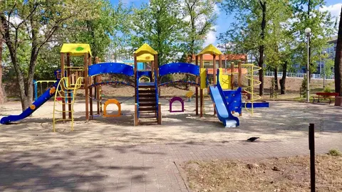 У парку на вулиці Павла Полуботка відкрили оновлений дитячий майданчик