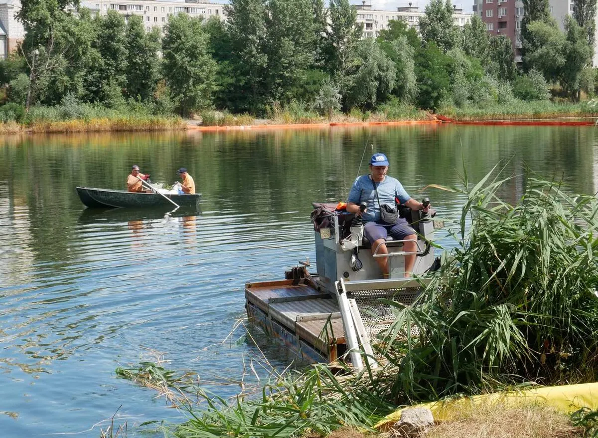 Озеро Кирилівське очищують уже місяць після витоку нафтопродуктів