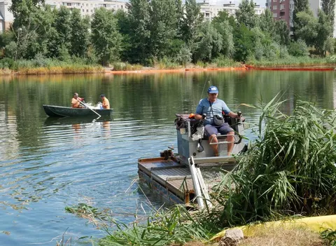 Озеро Кирилівське очищують уже місяць після витоку нафтопродуктів