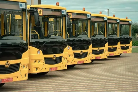 Шість громад Київщини отримали нові шкільні автобуси