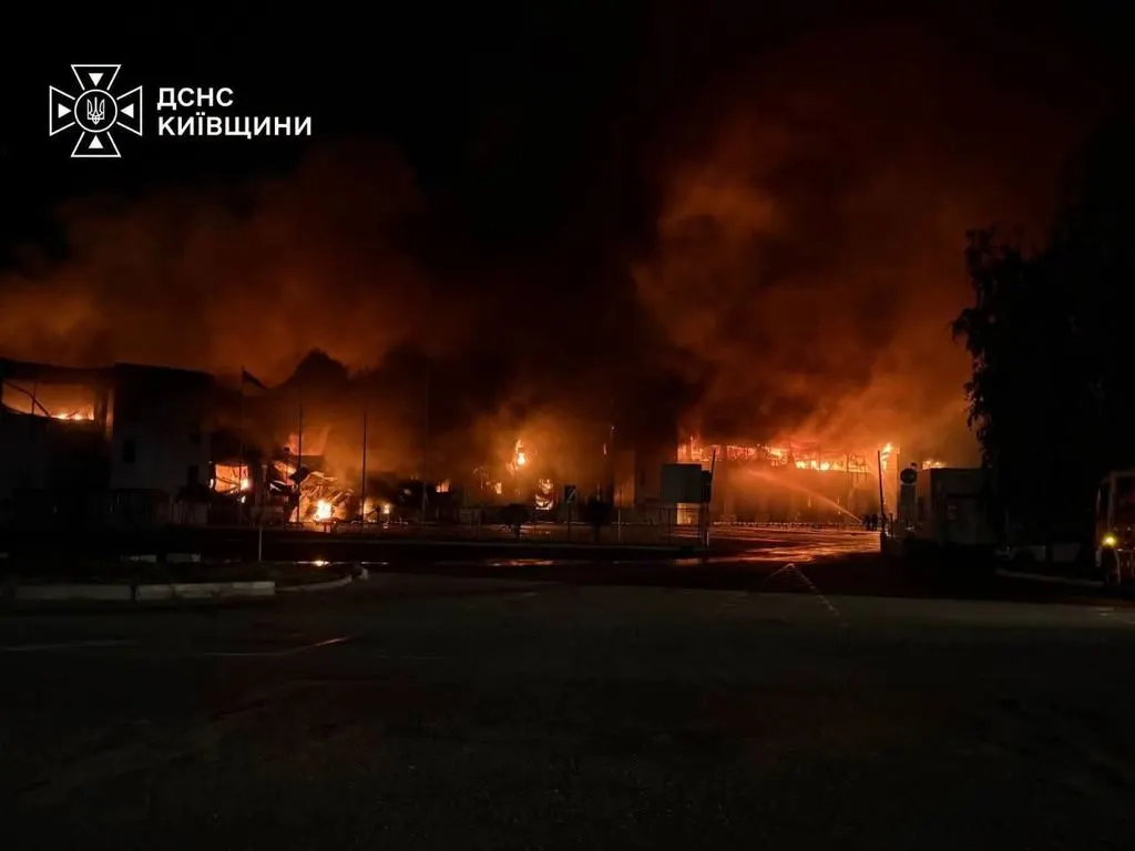 У Борисполі безпілотник влучив у багатоповерхівку: двоє поранених
