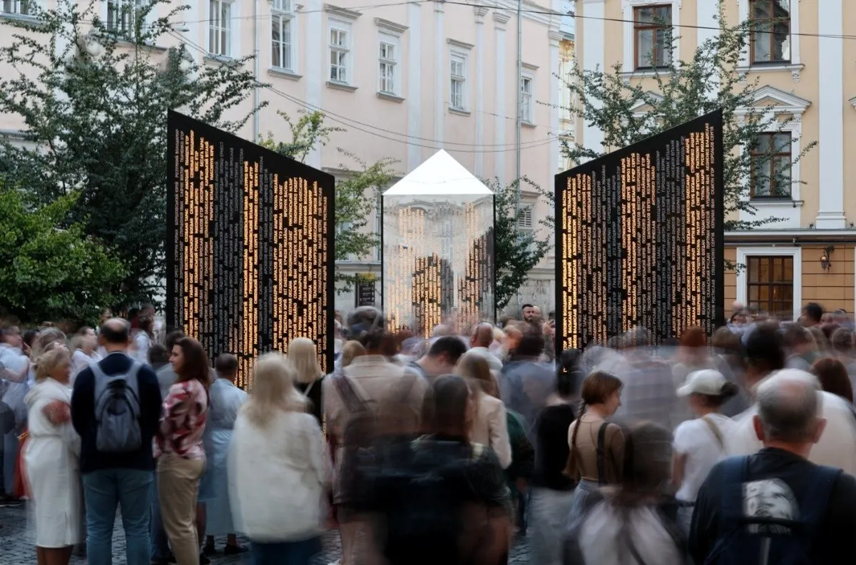 У Львові з'явилася мобільна інсталяція з іменами понад 2000 полеглих воїнів