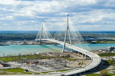 Новий міст між США та Канадою відкрили без американських посадовців