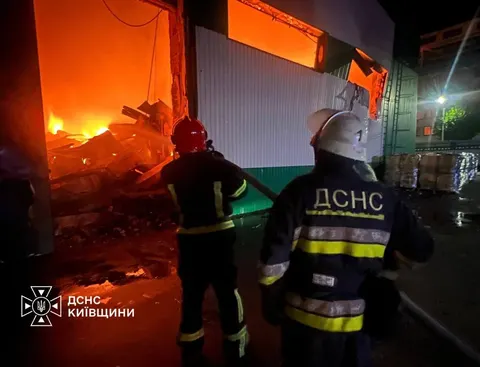 Нічна атака на Київщину: пошкоджені будинки, є загиблі та поранені