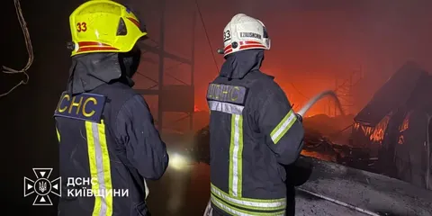 Майже доба безперервних атак: на Київщині пошкоджено дев'ять цивільних об'єктів