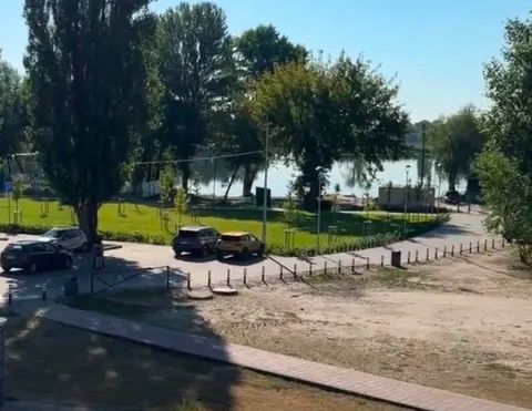 На Оболоні обмежили заїзд і паркування біля Вільнюського скверу