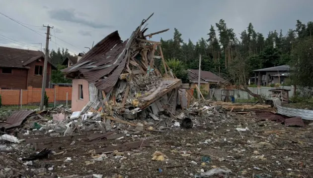 Кількість загиблих від удару по виставці зброї на Київщині зросла до 11