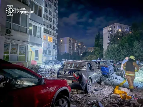 Нічна атака на Одесу: пошкоджені будинки, бізнес-центр та АЗС, є постраждалі