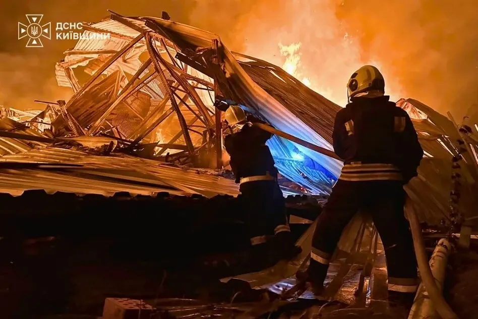 Дронова атака на Київщину: пожежі в чотирьох районах, на Бориспільщині постраждала людина