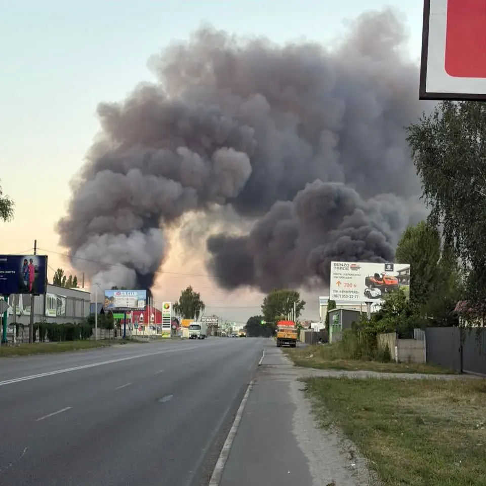 Росіяни повторно атакували склад "Нової пошти" на Київщині