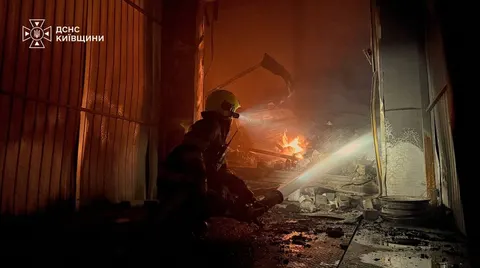 Рятувальники ліквідували пожежі на складах після атаки РФ на Київщині