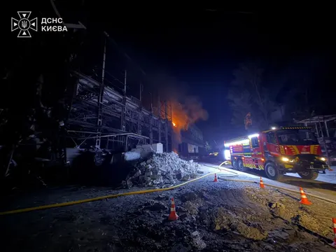 Нічна атака на Київ: у Голосієві горіла двоповерхова будівля