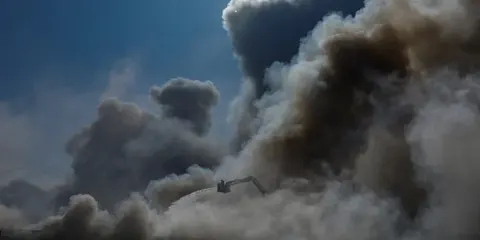 На Київщині через атаку РФ пожежа з детонацією на складах, трасу Київ — Чоп пере