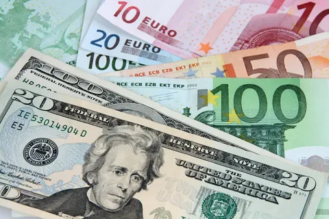 Курс валют у столичних обмінниках: де вигідно купити чи продати долар і євро