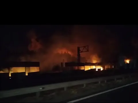 У Бучанському районі після атаки рф палають склади, перекрито трасу М-06