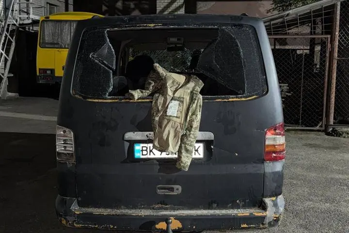 У Луцьку близько 30 людей напали на військових ТЦК і пошкодили їхнє авто
