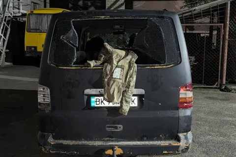 У Луцьку близько 30 людей напали на військових ТЦК і пошкодили їхнє авто