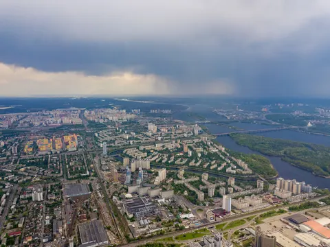 На Київщині оголосили жовтий рівень небезпеки через грози та спеку
