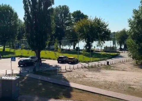 У «Наталці» обмежили заїзд автівок болардами