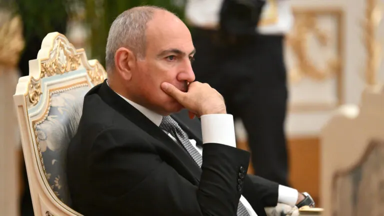 Уряд Вірменії у повному складі подав у відставку