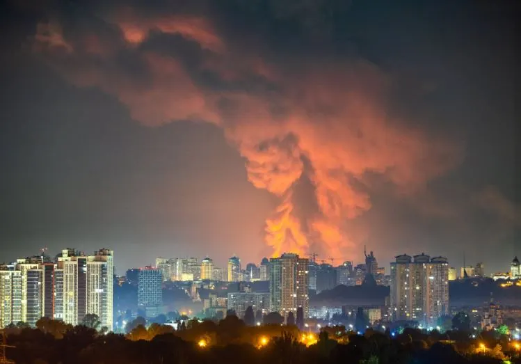 Київське літо 2026: життя попри дим і тривоги у фотографіях Влада Соделя