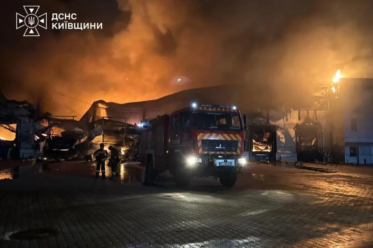 Повторний удар по Бучанщині: рятувальники гасили пожежу, коли ворог атакував знову