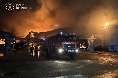 Повторний удар по Бучанщині: рятувальники гасили пожежу, коли ворог атакував зно