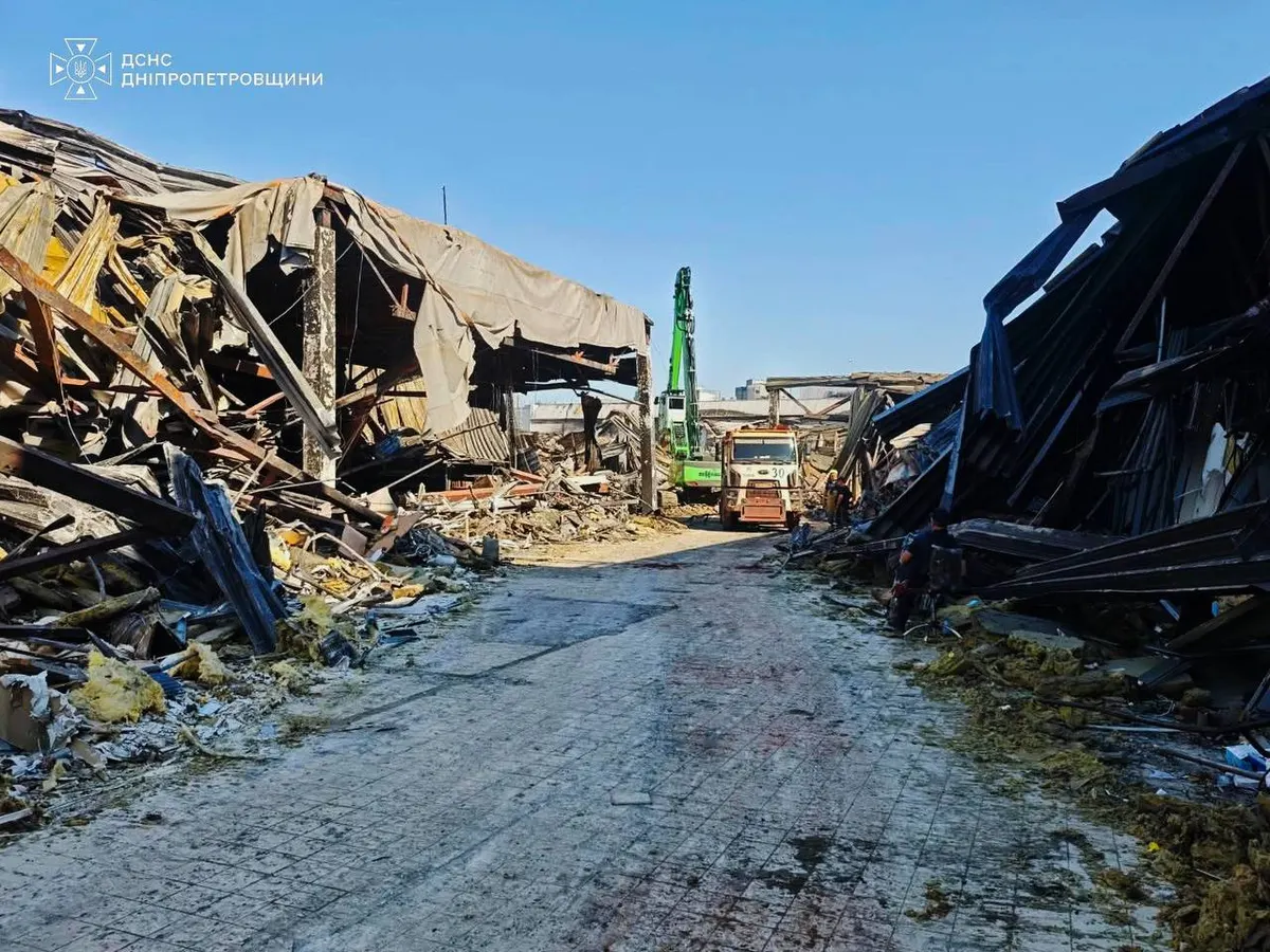 У Кривому Розі рятувальники четверту добу шукають людей під завалами ТРЦ