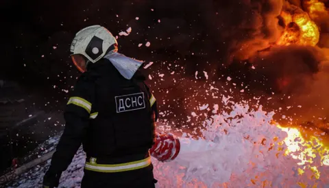 Атака дронів на Київщині: у Броварському районі горять склади, постраждав чолові
