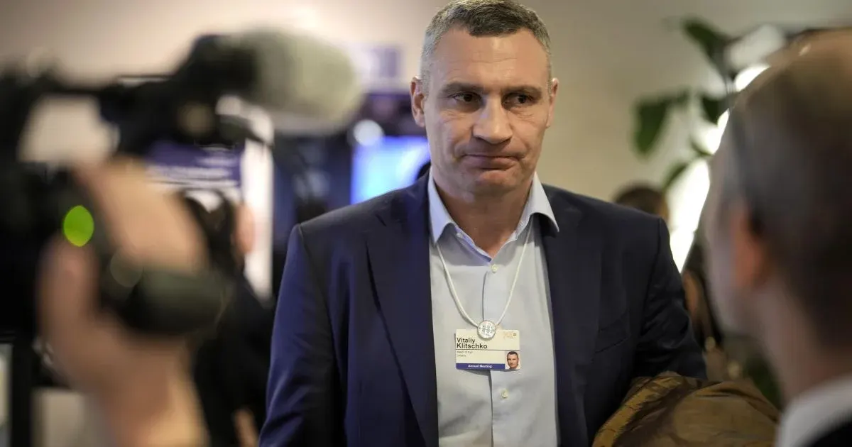 У Києві безпілотник упав на дорогу: є постраждалий