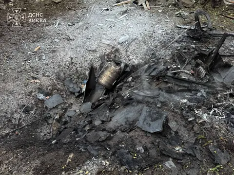 Атака дронів на Київ: у Дніпровському районі безпілотник влучив у приватний буди