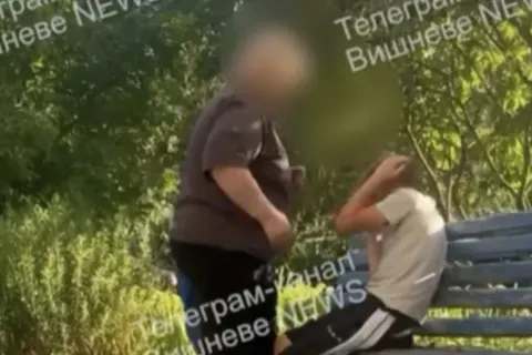 У Крюківщині жінка побила 11-річного хлопчика через зірвану квітку