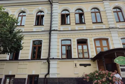 Удар по центру Києва: пошкоджено будівлю поруч із Софією Київською