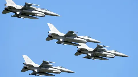 Польща піднімала військову авіацію та закривала два аеропорти через атаку РФ по 