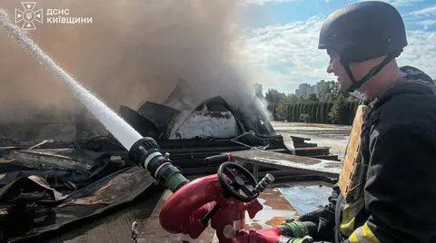 Атака на Київщину: у Погребах восьмеро постраждалих, горять склади
