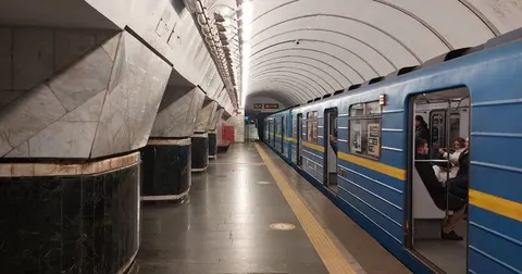 У Києві через повітряну тривогу змінили рух поїздів метро