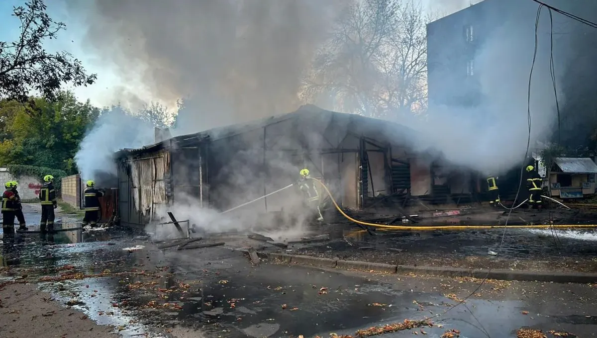 На Київщині гасять пожежу на складі ліків після нічної атаки РФ
