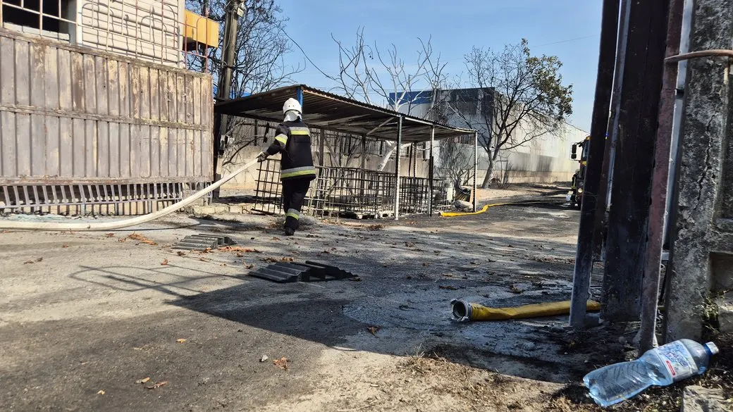 На Київщині через повторні тривоги рятувальники не можуть загасити пожежі після атаки РФ