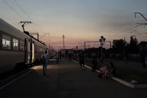 Потяги на Дніпровщині тиждень затримуються через обстріли: що відомо