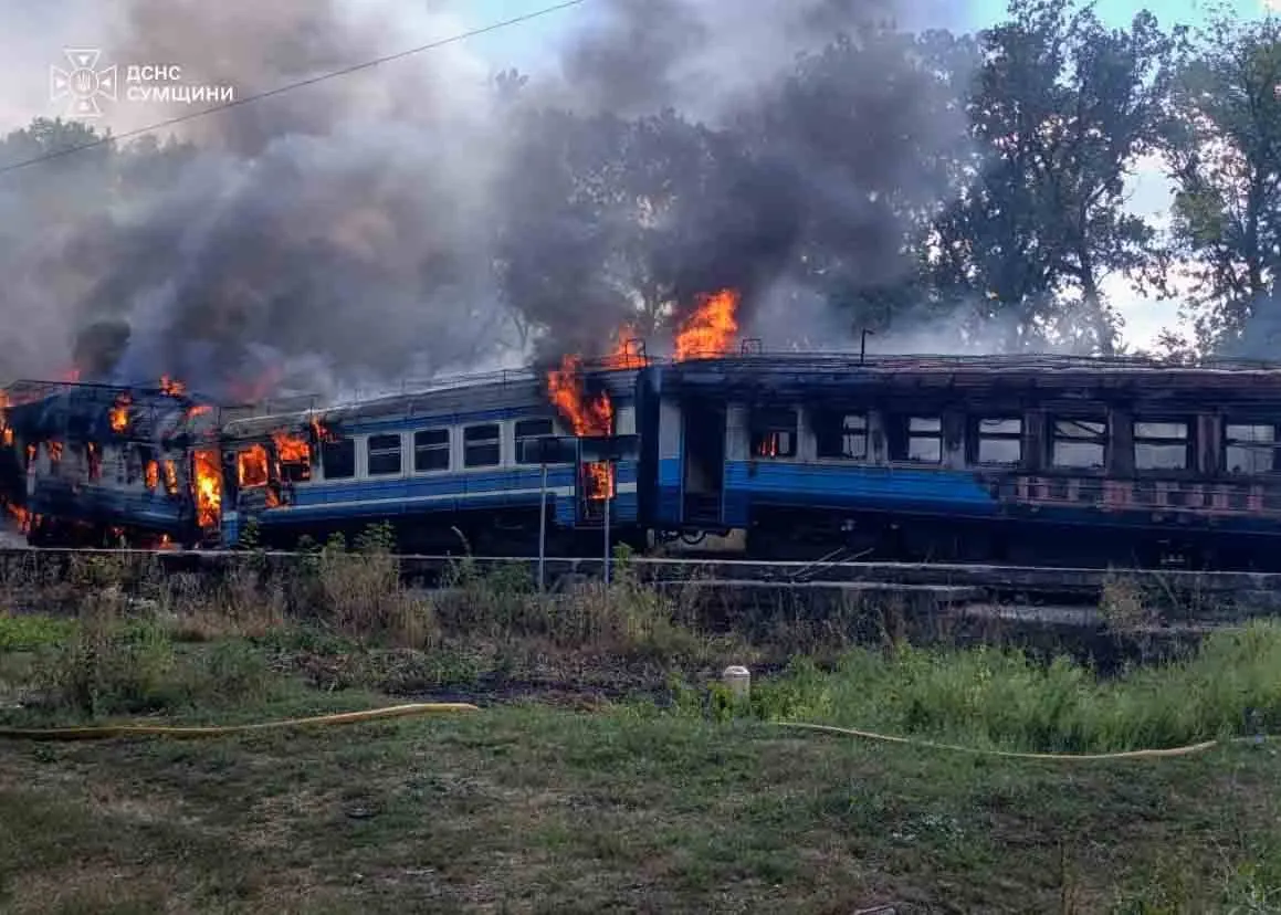 На Сумщині ворожі дрони атакували приміський поїзд: є постраждалі