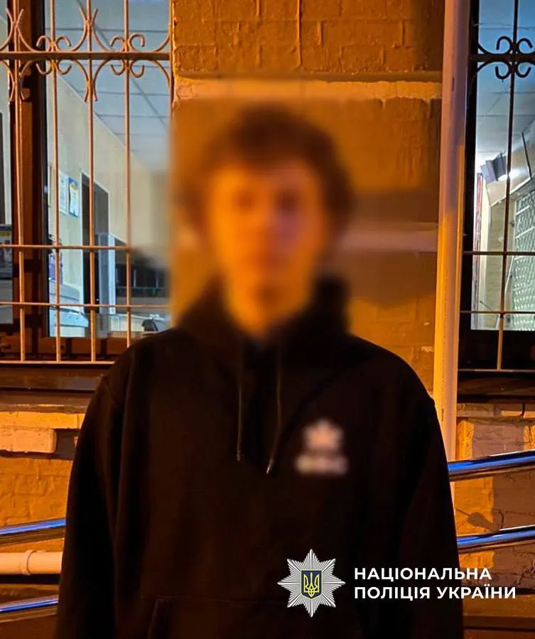 На Подолі двоє 16-річних побили 51-річного чоловіка за зауваження про алкоголь