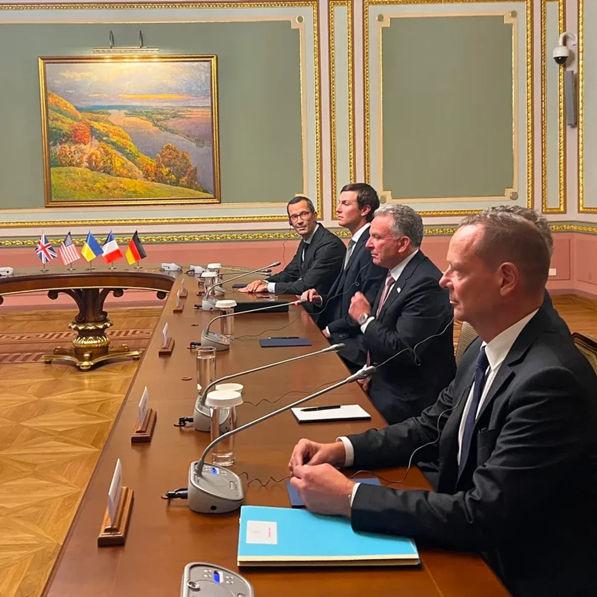 Зеленський запропонував американським посланцям прилетіти до Києва його літаком