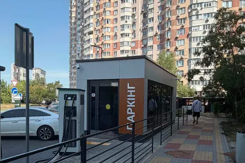 У Києві після скандалу відкрили доступ до паркінгу-укриття біля McDonald's