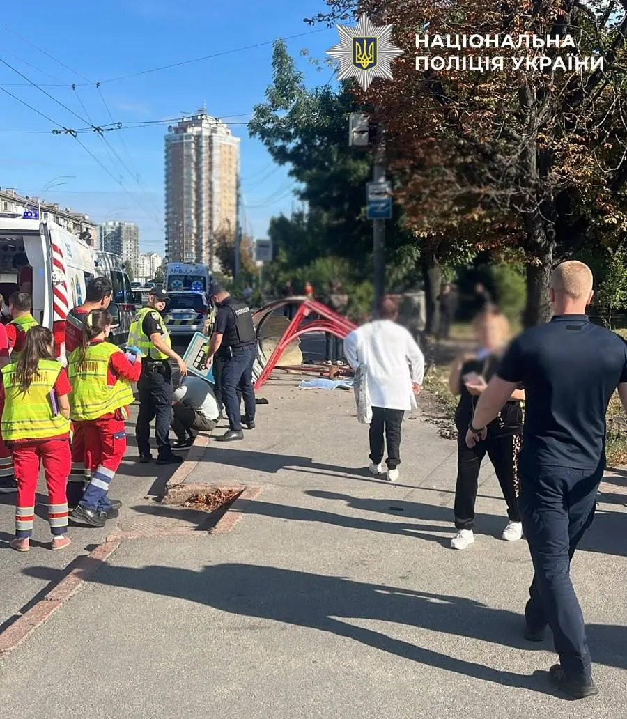 Смертельна ДТП на Чоколівському бульварі: легковик в'їхав у зупинку з людьми
