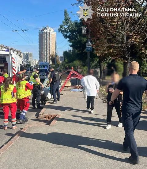 Смертельна ДТП на Чоколівському бульварі: легковик в'їхав у зупинку з людьми