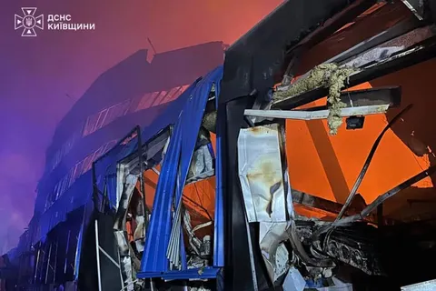 Нічна атака на Київщину: 14 загиблих, 22 поранених, рятувальники працюють на сем