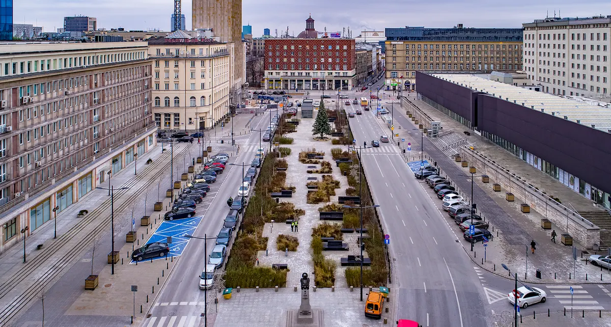 У Варшаві завершили озеленення площі Повстанців: 14 тисяч рослин і дві зони відпочинку